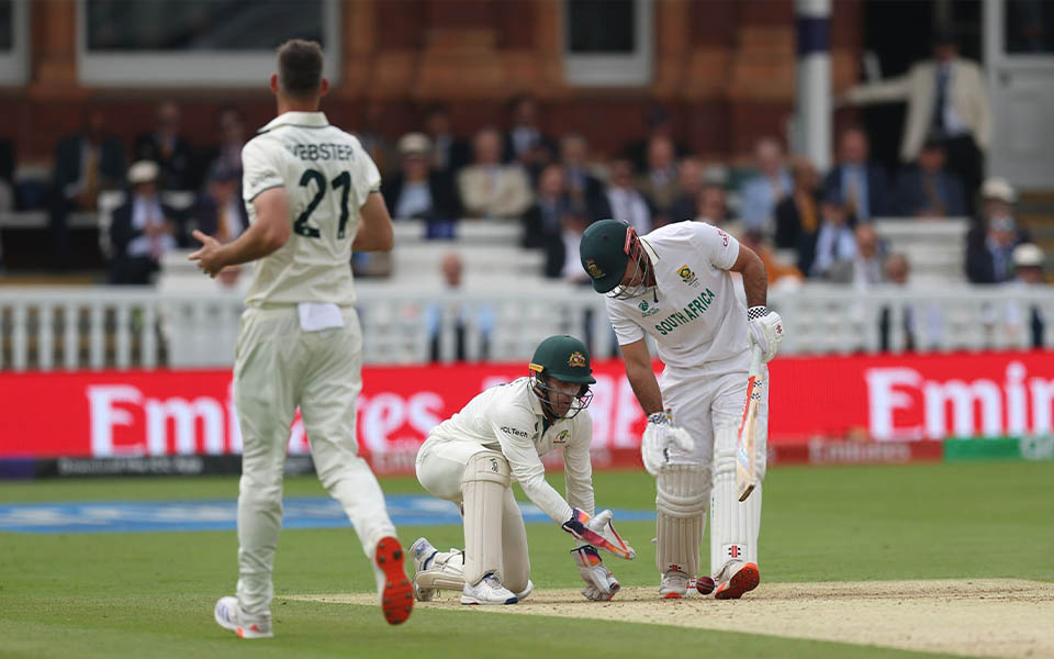 Alex Carey attempts to catch the ball from pad of David Bedingham