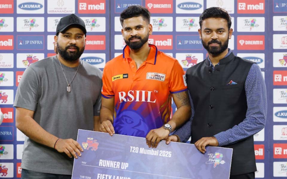 Rohit Sharma handed over runner up prize to Shreyas Iyer